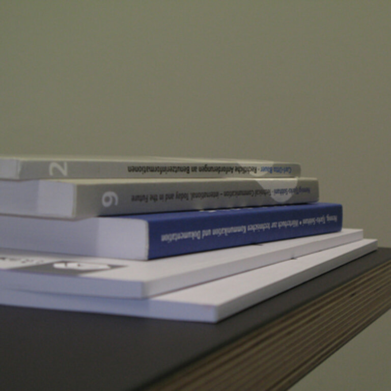Publikationen Bücherstapel